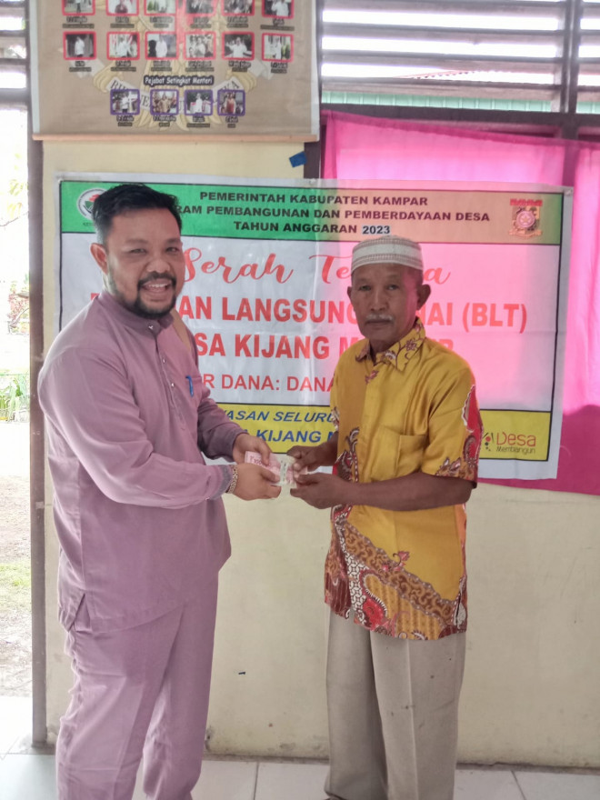 Pembagian BLT ( Bantuan Langsung Tunai )