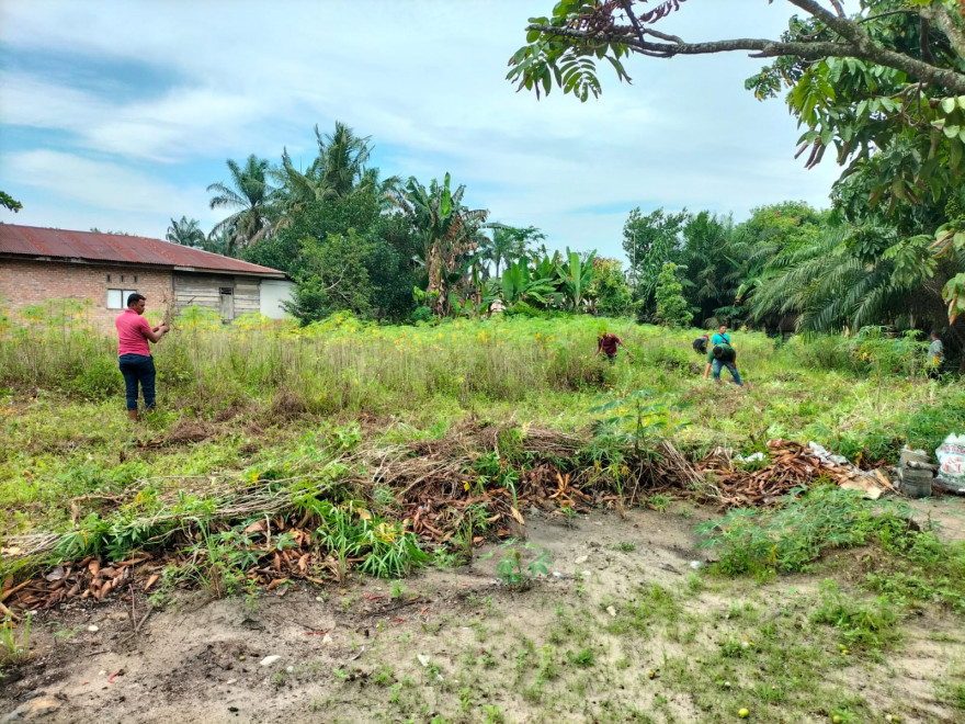 GOTONG ROYONG PEMBERSIHAN LAHAN UNTUK PROGRAM KETAHANAN PANGAN